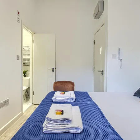 The Finsbury Deluxe Apartments London Room photo